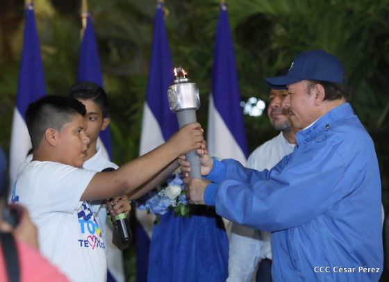 Presidente Daniel Ortega y vicepresidenta Rosario Murillo reciben la Antorcha de la Libertad y la Unidad Centroamericana