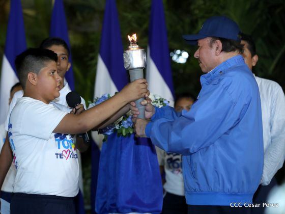 Presidente Daniel Ortega y vicepresidenta Rosario Murillo reciben la Antorcha de la Libertad y la Unidad Centroamericana