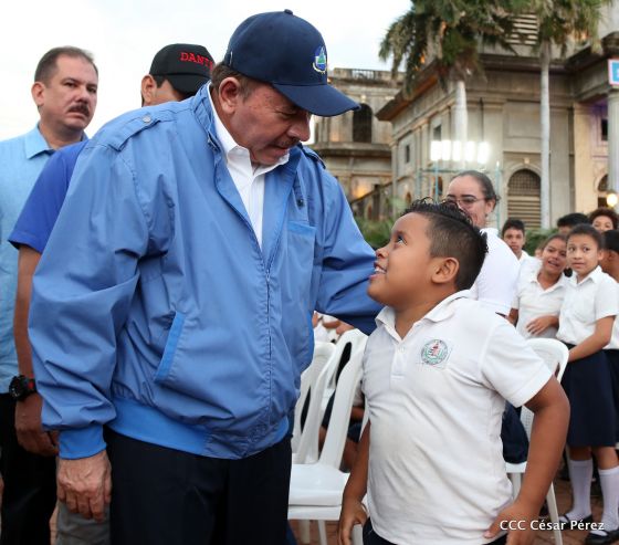 Presidente Daniel Ortega y vicepresidenta Rosario Murillo reciben la Antorcha de la Libertad y la Unidad Centroamericana