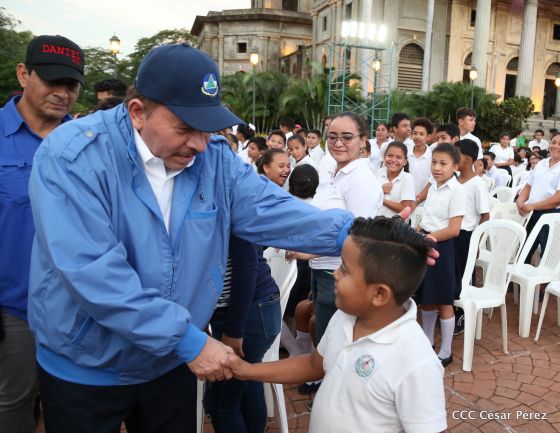 Presidente Daniel Ortega y vicepresidenta Rosario Murillo reciben la Antorcha de la Libertad y la Unidad Centroamericana