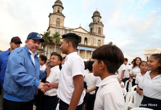 Presidente Daniel Ortega y vicepresidenta Rosario Murillo reciben la Antorcha de la Libertad y la Unidad Centroamericana