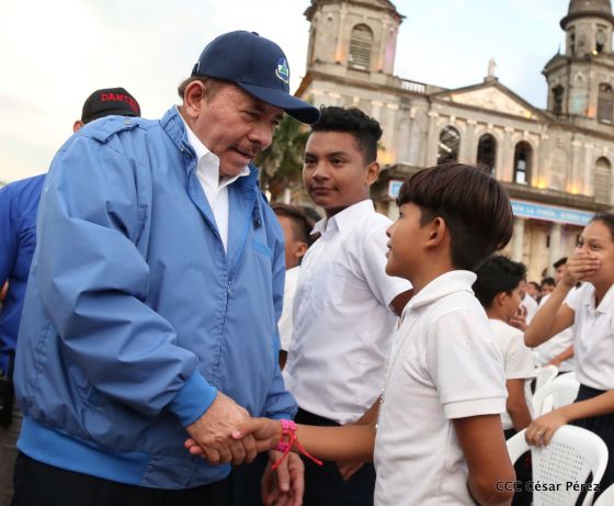 Presidente Daniel Ortega y vicepresidenta Rosario Murillo reciben la Antorcha de la Libertad y la Unidad Centroamericana