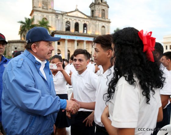 Presidente Daniel Ortega y vicepresidenta Rosario Murillo reciben la Antorcha de la Libertad y la Unidad Centroamericana