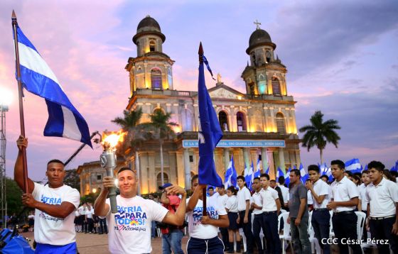 Presidente Daniel Ortega y vicepresidenta Rosario Murillo reciben la Antorcha de la Libertad y la Unidad Centroamericana