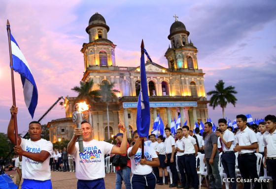 Presidente Daniel Ortega y vicepresidenta Rosario Murillo reciben la Antorcha de la Libertad y la Unidad Centroamericana