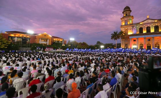 Presidente Daniel Ortega y vicepresidenta Rosario Murillo reciben la Antorcha de la Libertad y la Unidad Centroamericana