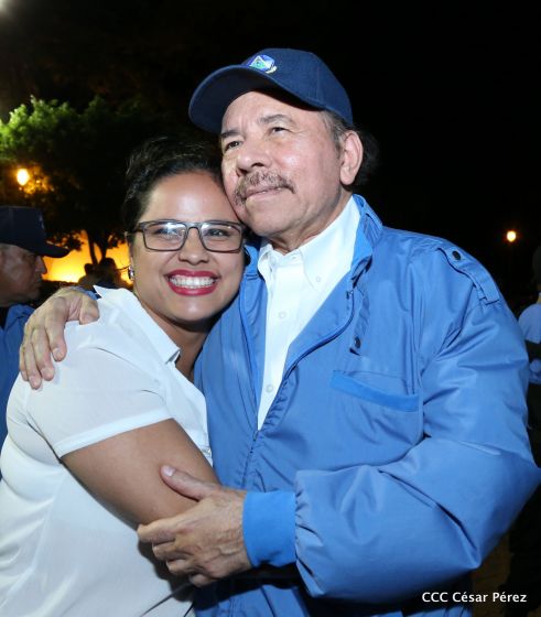 Presidente Daniel Ortega y vicepresidenta Rosario Murillo reciben la Antorcha de la Libertad y la Unidad Centroamericana