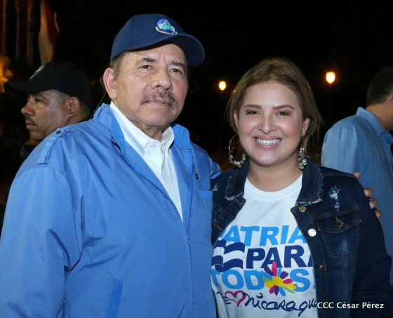 Presidente Daniel Ortega y vicepresidenta Rosario Murillo reciben la Antorcha de la Libertad y la Unidad Centroamericana