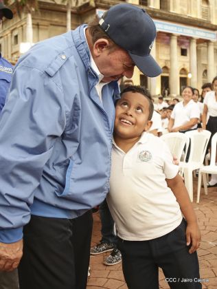 Presidente Daniel Ortega y vicepresidenta Rosario Murillo reciben la Antorcha de la Libertad y la Unidad Centroamericana
