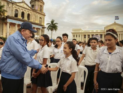 Presidente Daniel Ortega y vicepresidenta Rosario Murillo reciben la Antorcha de la Libertad y la Unidad Centroamericana