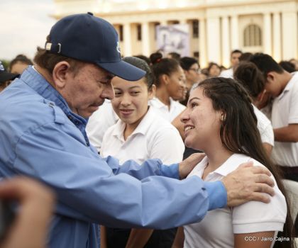 Presidente Daniel Ortega y vicepresidenta Rosario Murillo reciben la Antorcha de la Libertad y la Unidad Centroamericana
