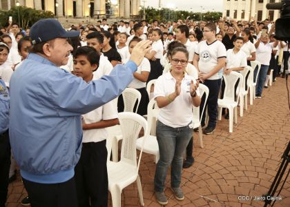 Presidente Daniel Ortega y vicepresidenta Rosario Murillo reciben la Antorcha de la Libertad y la Unidad Centroamericana