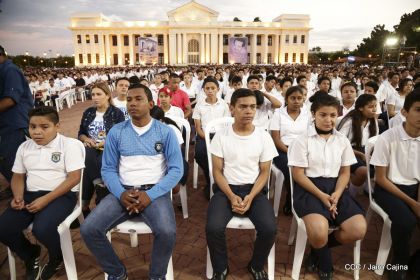 Presidente Daniel Ortega y vicepresidenta Rosario Murillo reciben la Antorcha de la Libertad y la Unidad Centroamericana
