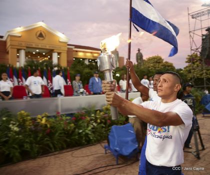 Presidente Daniel Ortega y vicepresidenta Rosario Murillo reciben la Antorcha de la Libertad y la Unidad Centroamericana