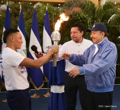 Presidente Daniel Ortega y vicepresidenta Rosario Murillo reciben la Antorcha de la Libertad y la Unidad Centroamericana