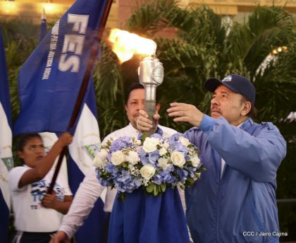 Presidente Daniel Ortega y vicepresidenta Rosario Murillo reciben la Antorcha de la Libertad y la Unidad Centroamericana
