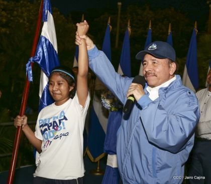 Presidente Daniel Ortega y vicepresidenta Rosario Murillo reciben la Antorcha de la Libertad y la Unidad Centroamericana