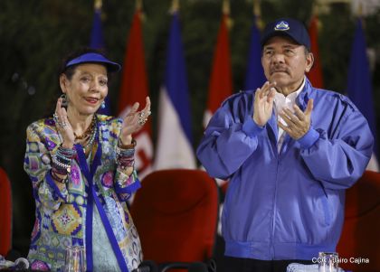 Presidente Daniel Ortega y vicepresidenta Rosario Murillo reciben la Antorcha de la Libertad y la Unidad Centroamericana