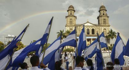 Presidente Daniel Ortega y vicepresidenta Rosario Murillo reciben la Antorcha de la Libertad y la Unidad Centroamericana