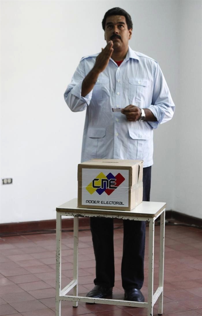 Nicolás Maduro ejerce su derecho al voto