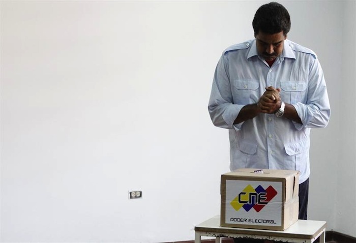 Nicolás Maduro ejerce su derecho al voto