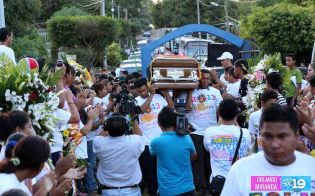 Pueblo da último adiós a "La Cachorra"