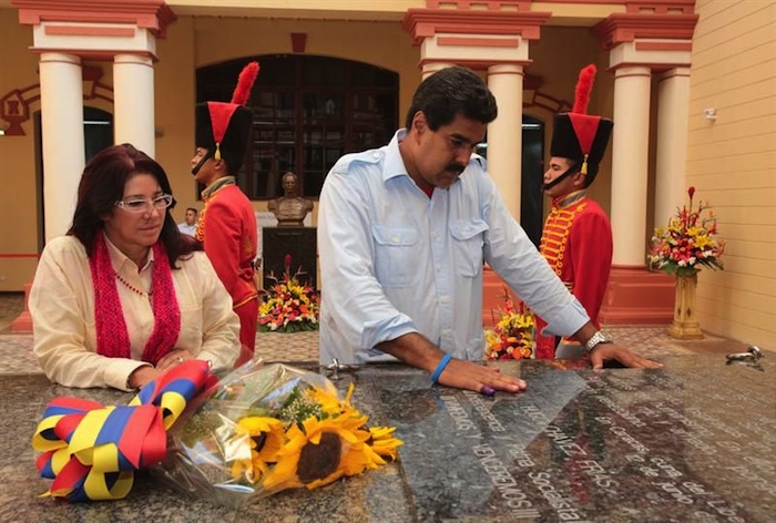 Nicolás Maduro ejerce su derecho al voto