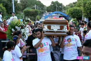 Pueblo da último adiós a "La Cachorra"