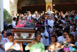 Pueblo da último adiós a "La Cachorra"