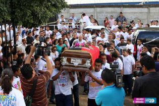 Pueblo da último adiós a "La Cachorra"