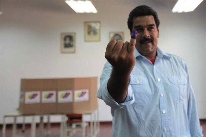 Nicolás Maduro ejerce su derecho al voto