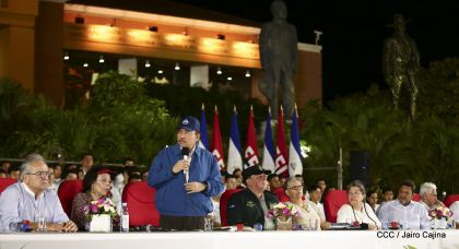 Presidente Daniel Ortega y vicepresidenta Rosario Murillo en homenaje al Padre de la Revolución Sandinista Carlos Fonseca