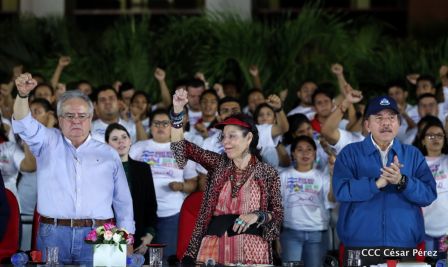 Presidente Daniel Ortega y vicepresidenta Rosario Murillo en homenaje al Padre de la Revolución Sandinista Carlos Fonseca