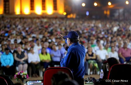 Presidente Daniel Ortega y vicepresidenta Rosario Murillo en homenaje al Padre de la Revolución Sandinista Carlos Fonseca