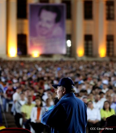 Presidente Daniel Ortega y vicepresidenta Rosario Murillo en homenaje al Padre de la Revolución Sandinista Carlos Fonseca