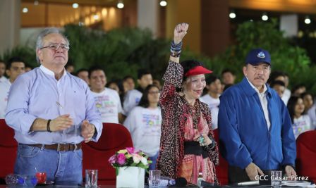 Presidente Daniel Ortega y vicepresidenta Rosario Murillo en homenaje al Padre de la Revolución Sandinista Carlos Fonseca