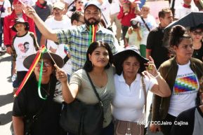 Capitalinos caminan en defensa de sus derechos y en solidaridad con Bolivia