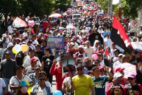 Capitalinos caminan en defensa de sus derechos y en solidaridad con Bolivia