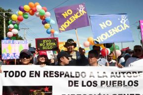 Capitalinos caminan en defensa de sus derechos y en solidaridad con Bolivia