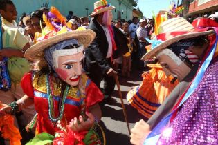 Tradicional Tope de los Santos en Carazo