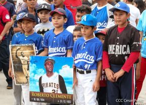 Homenaje al héroe de la solidaridad Roberto Clemente