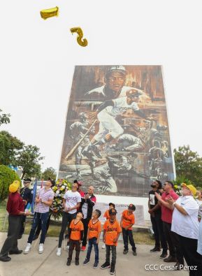 Homenaje al héroe de la solidaridad Roberto Clemente