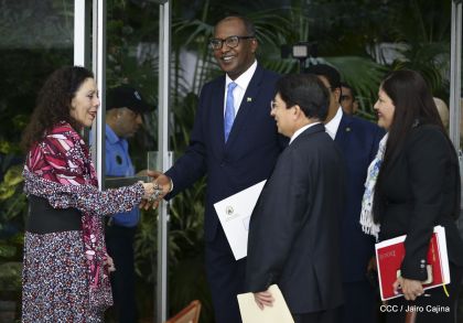 Presidente Daniel Ortega y Vicepresidenta Rosario Murillo reciben cartas credenciales de embajadores de Panamá y Yibuti