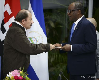 Presidente Daniel Ortega y Vicepresidenta Rosario Murillo reciben cartas credenciales de embajadores de Panamá y Yibuti