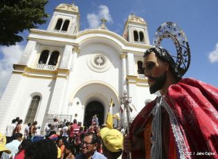 Católicos se desbordan en cierre de fiestas de San Sebastián