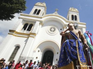 Católicos se desbordan en cierre de fiestas de San Sebastián