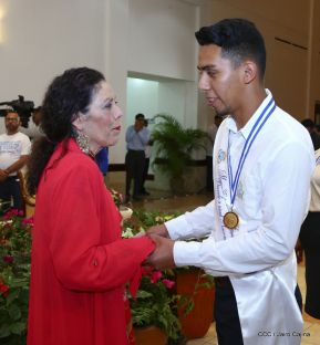 Presidente Daniel Ortega entregó la Orden de la Independencia Cultural Rubén Darío y medallas de Excelencia al mérito