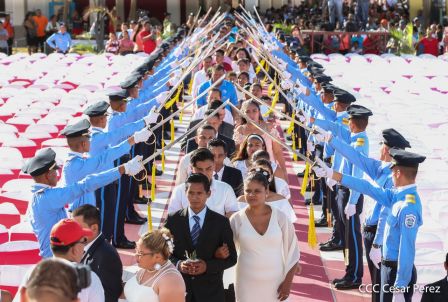 400 parejas se juran amor y respeto en Bodas Ya