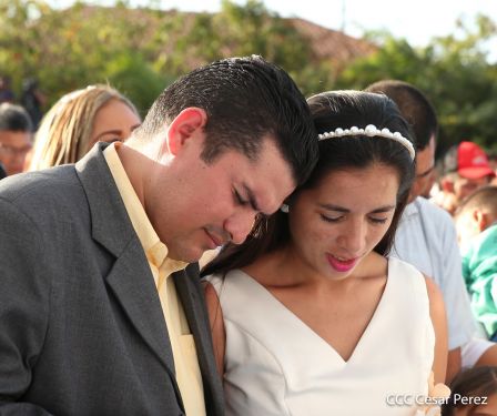 400 parejas se juran amor y respeto en Bodas Ya