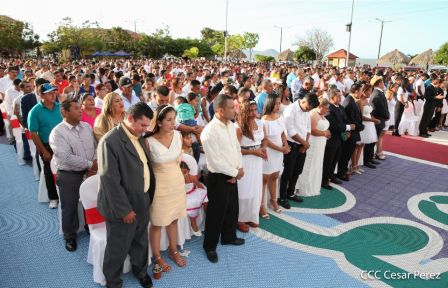 400 parejas se juran amor y respeto en Bodas Ya